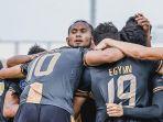 skuda-dewa-united-saat-laga-melawan-madura-united.jpg
