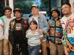 sky-hando-paling-tengah-dan-anggota-musisinya.jpg