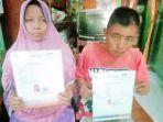 slamet-dan-ibunya-menunjukkan-surat-pendaftaran-haji.jpg