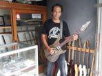 slamet-joko-43-alias-ook-pemilik-oox-guitarmaker.jpg