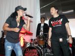 slank-ramaikan-penutupan-perdagangan-bursa-efek-indonesia_20161230_203404.jpg