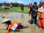 sm-alias-sumudi-menjalani-rekonstruksi-pembunuhan-ibu-kandungnya-di-tengah-sawah_20180420_063141.jpg