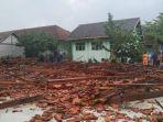 smk-1-miri-sragen-ambruk-diterjang-puting-beliung_1.jpg