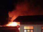 smpn-1-kuala-kampar-pelalawan-terbakar.jpg