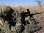 sniper-rusia-terlihat-sedang-membidik-dari-posisinya.jpg