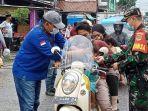 sodikin-saat-membagikan-permen-kepada-masyarakat.jpg