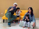 sofa-kuning-aqi-dan-audrey.jpg