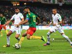 sofiane-bendebka-mencoba-untuk-mendapatkan-bola-dari-eric-maxim-choupo-moting.jpg