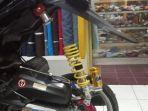 sokbreker-pasang-merek-ohlins-kw-tiruan-copot-motor.jpg