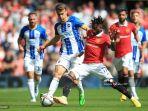 solly-march-kiri-berebut-bola-dengan-fred.jpg