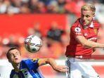 solly-march-kiri-berebut-bola-dengan-gelandang-manchester-united.jpg