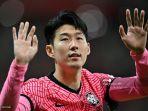 son-heung-min-dari-korea-selatan-melambai-kepada-para-penggemarnya-setelah.jpg