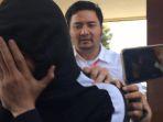 soni-dewangga-31-saat-dikeler-ke-lobby-gedung-t.jpg