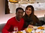sophia-makramati-ketika-menyantap-makanan-bersama-clarence-seedorf.jpg
