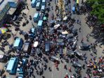 sopir-angkot-makassar-berunjuk-rasa-tolak-transportasi-online_20171101_224047.jpg