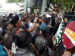 sopir-angkot-makassar-berunjuk-rasa-tolak-transportasi-online_20171101_224324.jpg