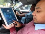 sopir-blue-bird-memperlihatkan-aplikasi-my-blue-bird_20160930_135720.jpg