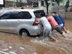 sopir-taksi-daring-jefri-yang-sempat-terjebak-banjir-di-jalan-kemang-1.jpg