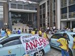sopir-taksi-konvensional-datangi-kantor-dprd-kota-pekanbaru_20170821_114436.jpg