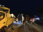 sopir-truk-fuso-yang-terguling-selamat.jpg