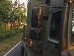 sopir-truk-hambat-jalan-tni.jpg
