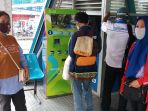 sosialisasi-menggunakan-masker-penumpang-bus-tranjakarta_20200406_161414.jpg