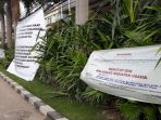 spanduk-berisikan-pengumuman-penutupan-kegiatan-usaha-alexis_20180329_180638.jpg