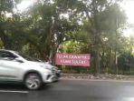 spanduk-berlatar-merah-dengan-tulisan-tolak-cawapres-asam-sulfat.jpg