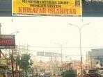 spanduk-bertuliskan-mempersatukan-umat-dengan-sistem_20180607_154854.jpg