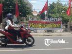 spanduk-bertuliskan-solobukangibran.jpg