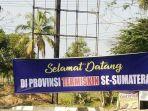 spanduk-bertuliskanselamat-datang-di-provinsi-termiskin-se-sumatera-dip.jpg