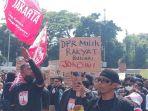 spanduk-dpr-milik-rakyat-bukan-jokowi-saat-demo-di-dpr.jpg