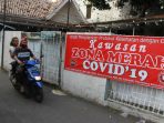 spanduk-kawasan-zona-merah-covid-19-terpasang-di-jalan-paseban_20210210_100956.jpg
