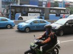 spanduk-merdeka-atau-macet-terpasang-di-bus-transjakarta_20160816_110459.jpg