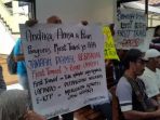 spanduk-minta-jaksa-cabut-tuntutan-ke-first-travel_20180521_170659.jpg
