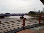spanduk-panjang-berukuran-besar-terpasang-di-jembatan-sungai-malili.jpg