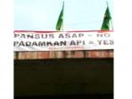 spanduk-penolakan-pansus-asap_20151030_174544.jpg