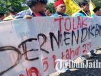 spanduk-penolakan-permendikbud-51-yang-dibawa-oleh-pc-pmii-surabaya.jpg