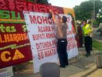 spanduk-penundaan-pelantikan-bupati-rokan-hulu-dan-pelalawan_20160419_094801.jpg
