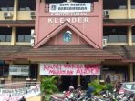 spanduk-tolak-ahok-dipasang-warga-di-kantor-lurah-klender_20161124_134907.jpg