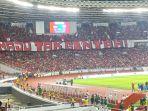 spanduk-tulisan-maju-tak-gentar-terpapang-di-sugbk-bikin-semangat-timnas-indonesia.jpg