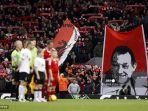 spanduk-yang-menunjukkan-gambar-mantan-manajer-liverpool-bob-paisley-terlihat-di-kop.jpg