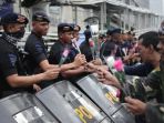 spartan-nusantara-aksi-bagi-bunga-untuk-brimob_20190527_102944.jpg