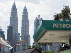 spbu-petronas-dengan-latar-belakang-menara-petronas-di-malaysia.jpg