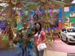 spg-berkostum-karnaval-jadi-objek-selfie-di-booth-daihatsu_20170811_182612.jpg