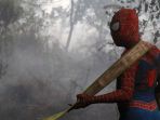 spiderman-bersama-petugas-padamkan-karhutla_20190922_053555.jpg