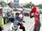 spiderman-tunggangi-yamaha-nmax-di-medan-tilang-polisi.jpg