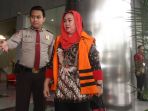 sri-hartini-diperiksa-kpk-sebagai-tersangka_20170224_123636.jpg
