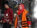 sri-hartini-diperiksa-kpk-sebagai-tersangka_20170224_123645.jpg