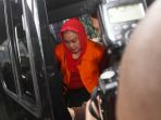 sri-hartini-diperiksa-sebagai-tersangka_20170412_150107.jpg